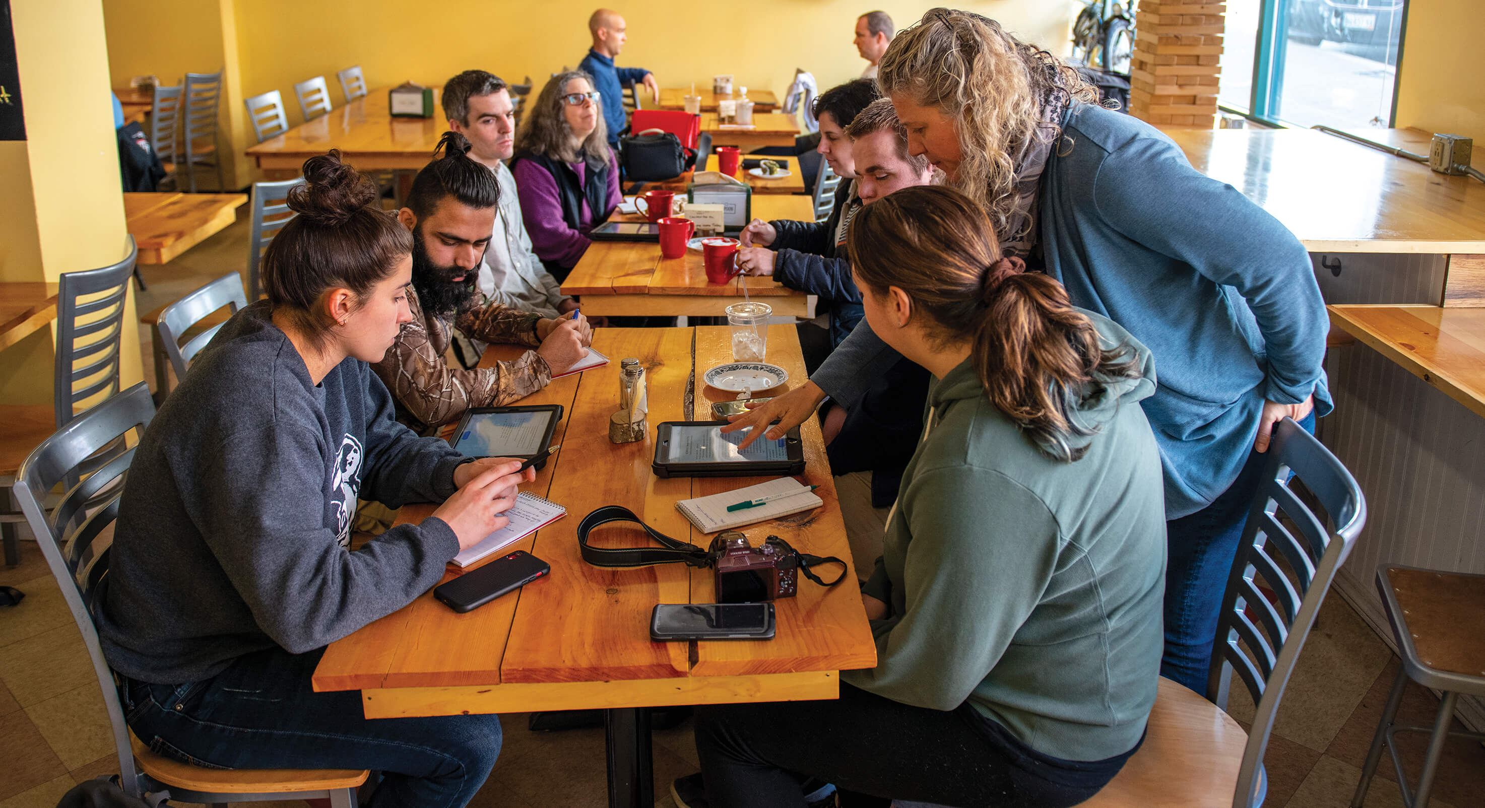 reuse-students-at-table